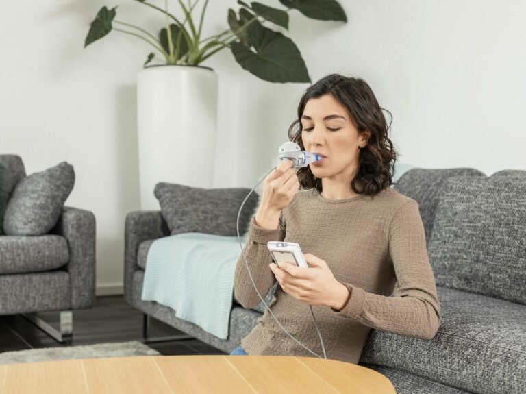 PARI eTrack eBase eflow inhaling young woman living room 37697